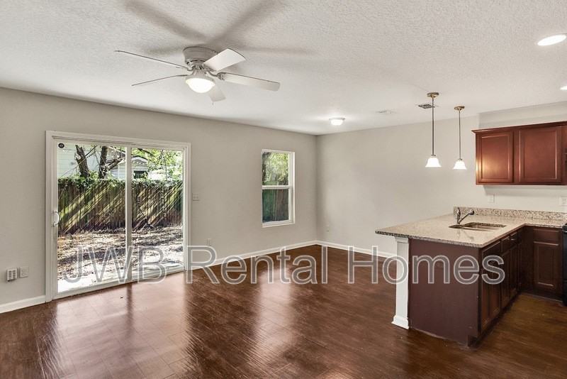 647 Melba St - Photo 5 of 13