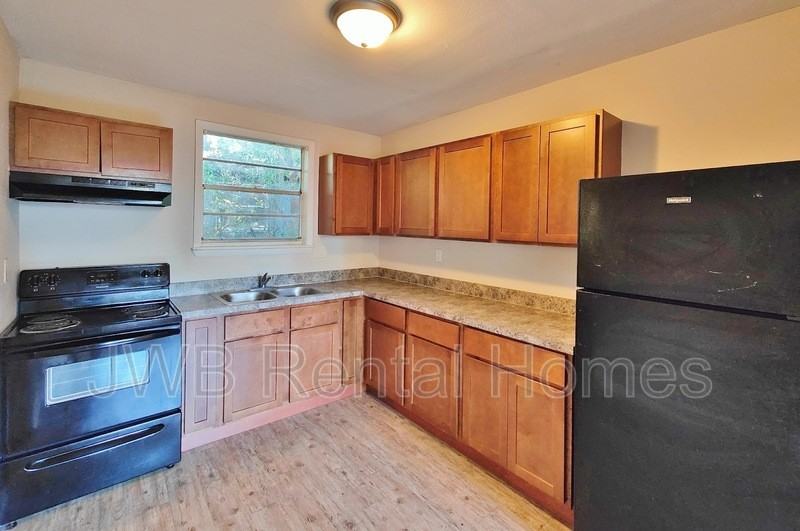 8925 Livingston Ave - Photo 3 of 7