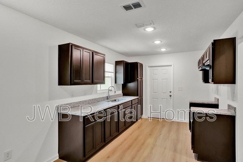 2533 Teal St - Photo 2 of 10