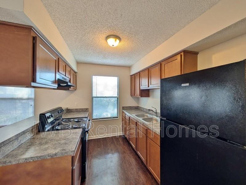 8128 Colonnade Ct W - Photo 3 of 15