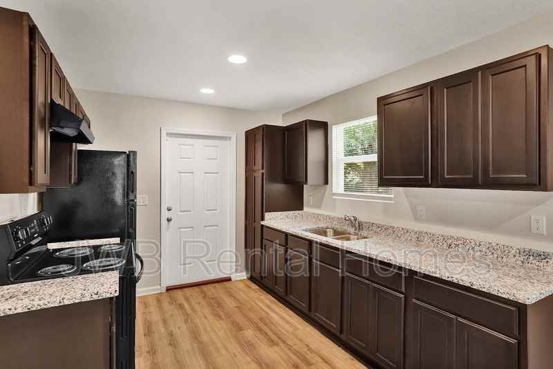 1130 E 18th St - Photo 2 of 14