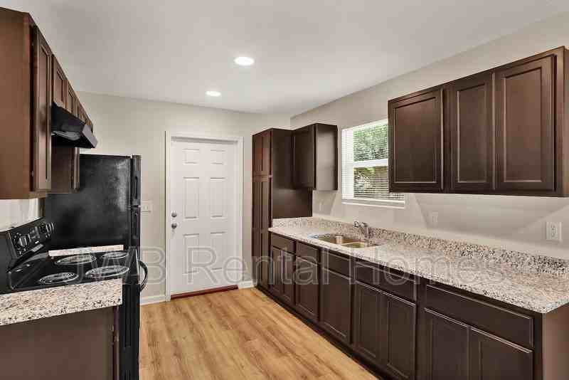 809 W 17th St - Photo 2 of 15