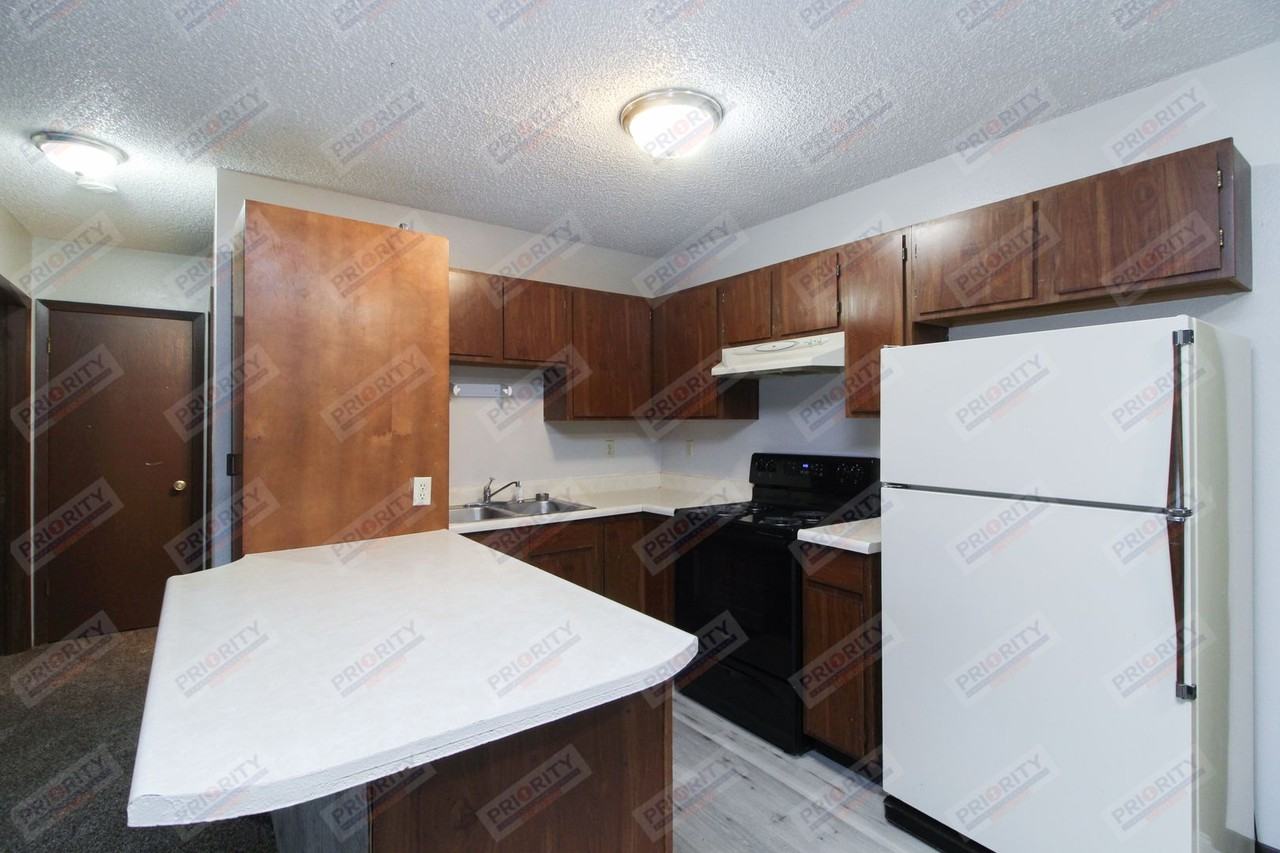 707 Vivian St - Photo 6 of 12