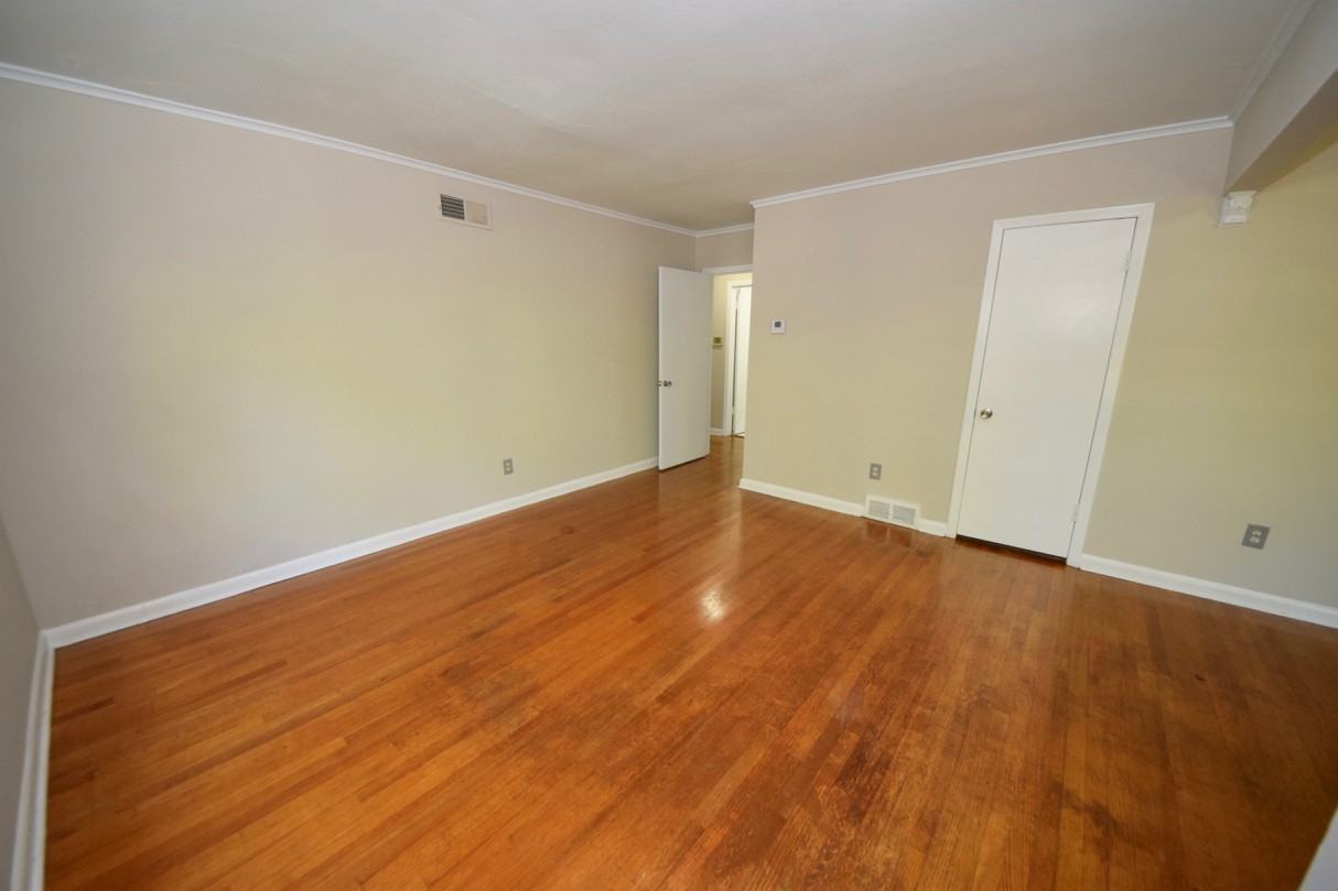 4908 Southern Ave - Photo 3 of 23