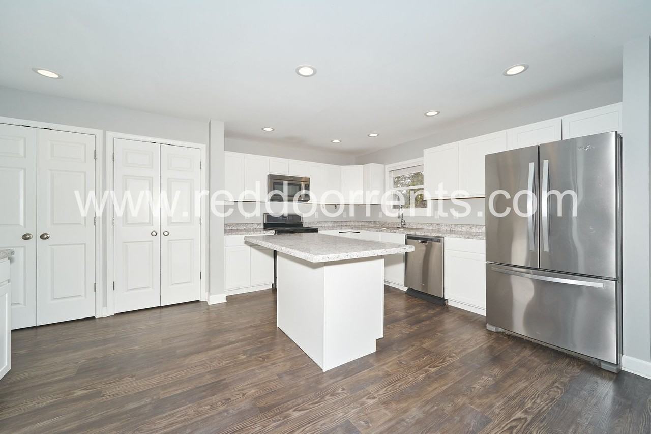 5760 N Keystone Ave - Photo 3 of 26