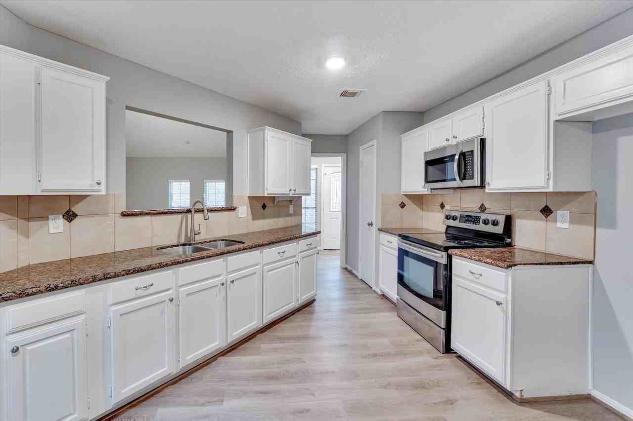 9407 Stockwell Dr - Photo 4 of 29