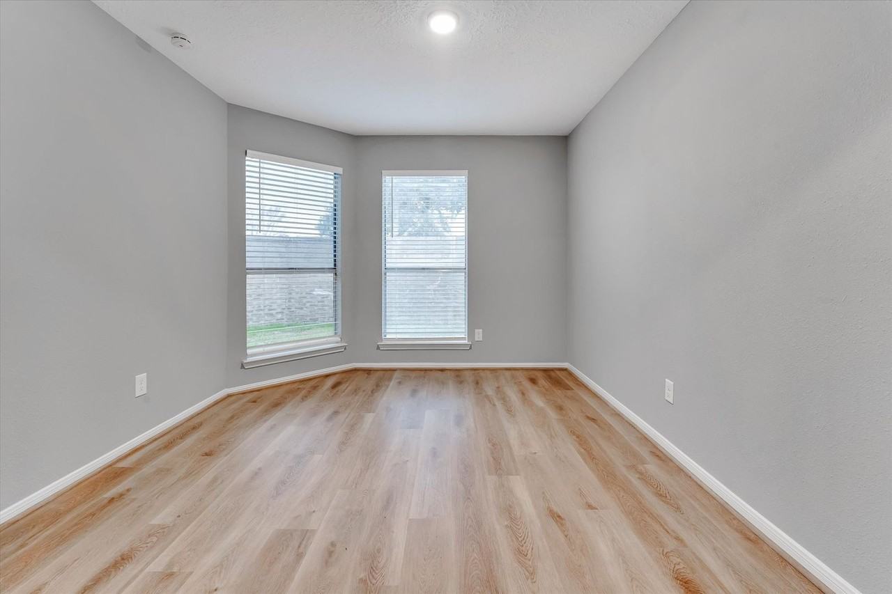 9407 Stockwell Dr - Photo 7 of 29