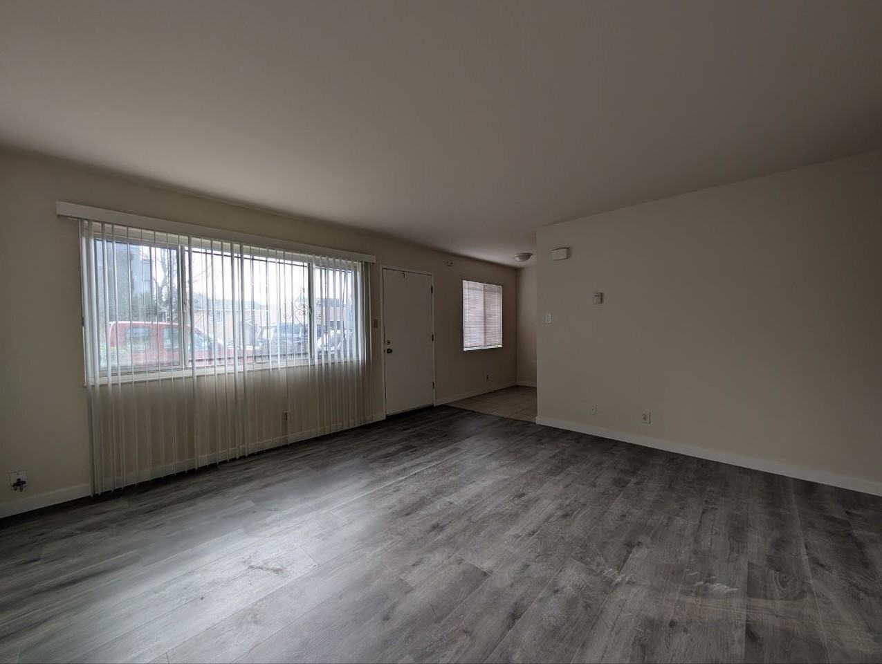 5300 Bancroft Avenue - Photo 2 of 8