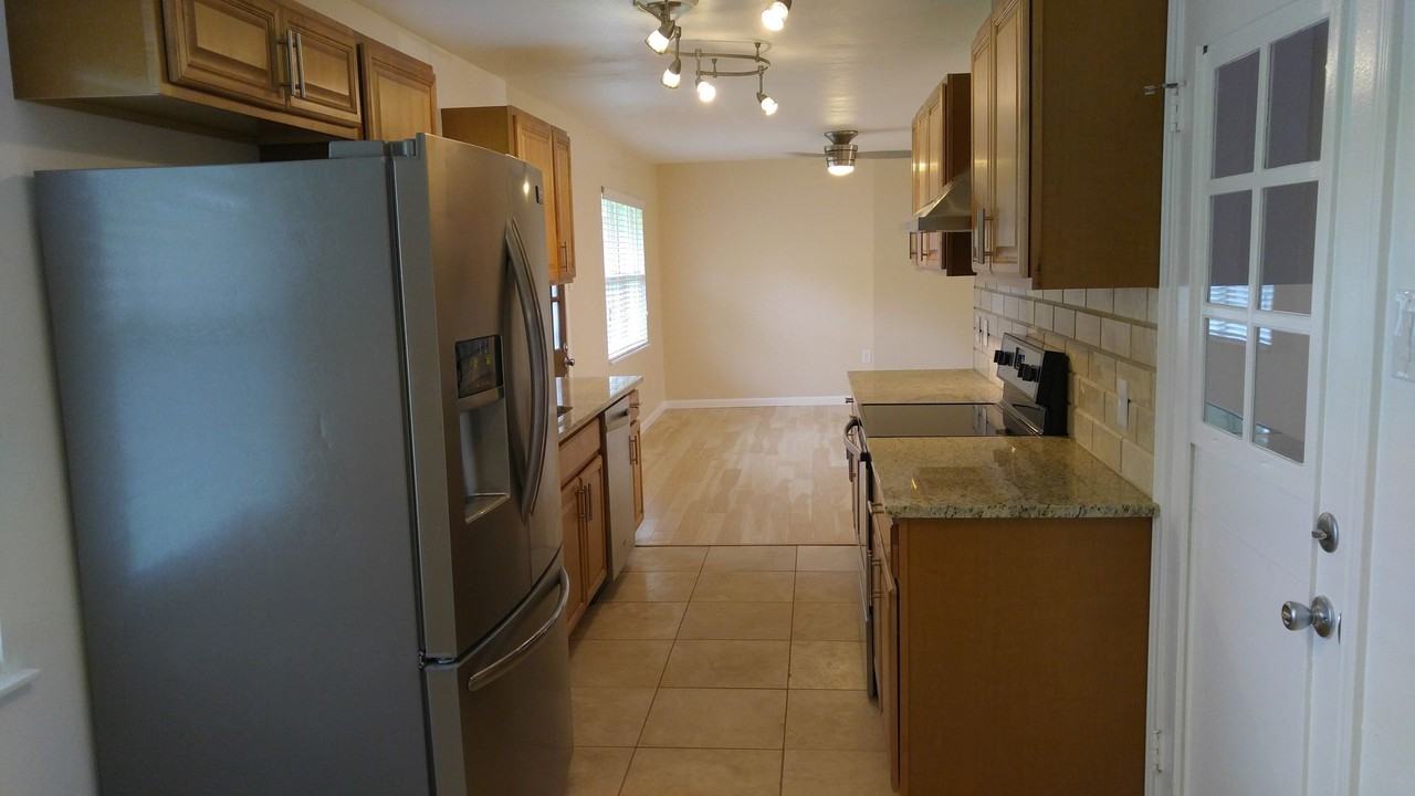 1406 N Floyd Rd - Photo 3 of 23