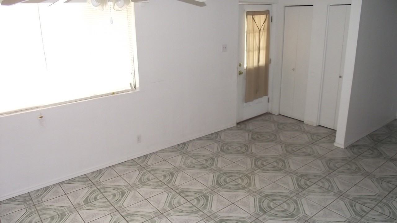 5008 Royal Dr - Photo 3 of 19