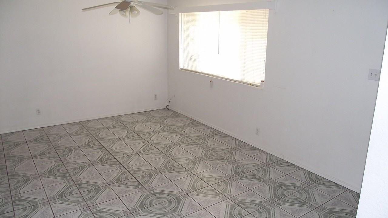 5008 Royal Dr - Photo 4 of 19