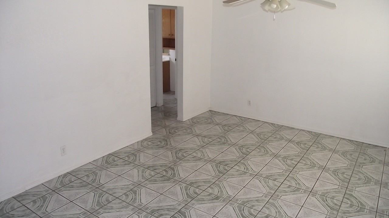 5008 Royal Dr - Photo 5 of 19