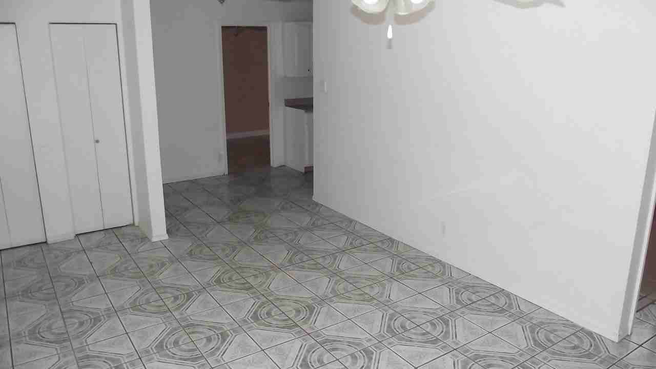 5008 Royal Dr - Photo 6 of 19
