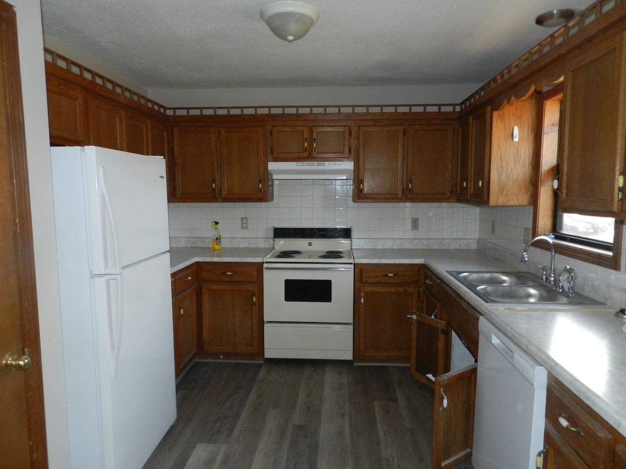 20307 Sedalia Rd - Photo 4 of 15