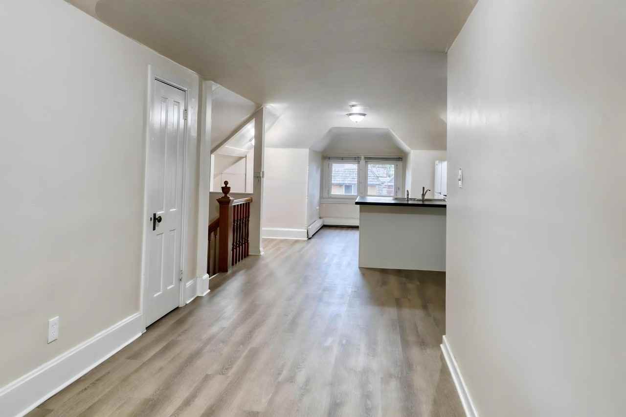 Corona - Photo 2 of 20