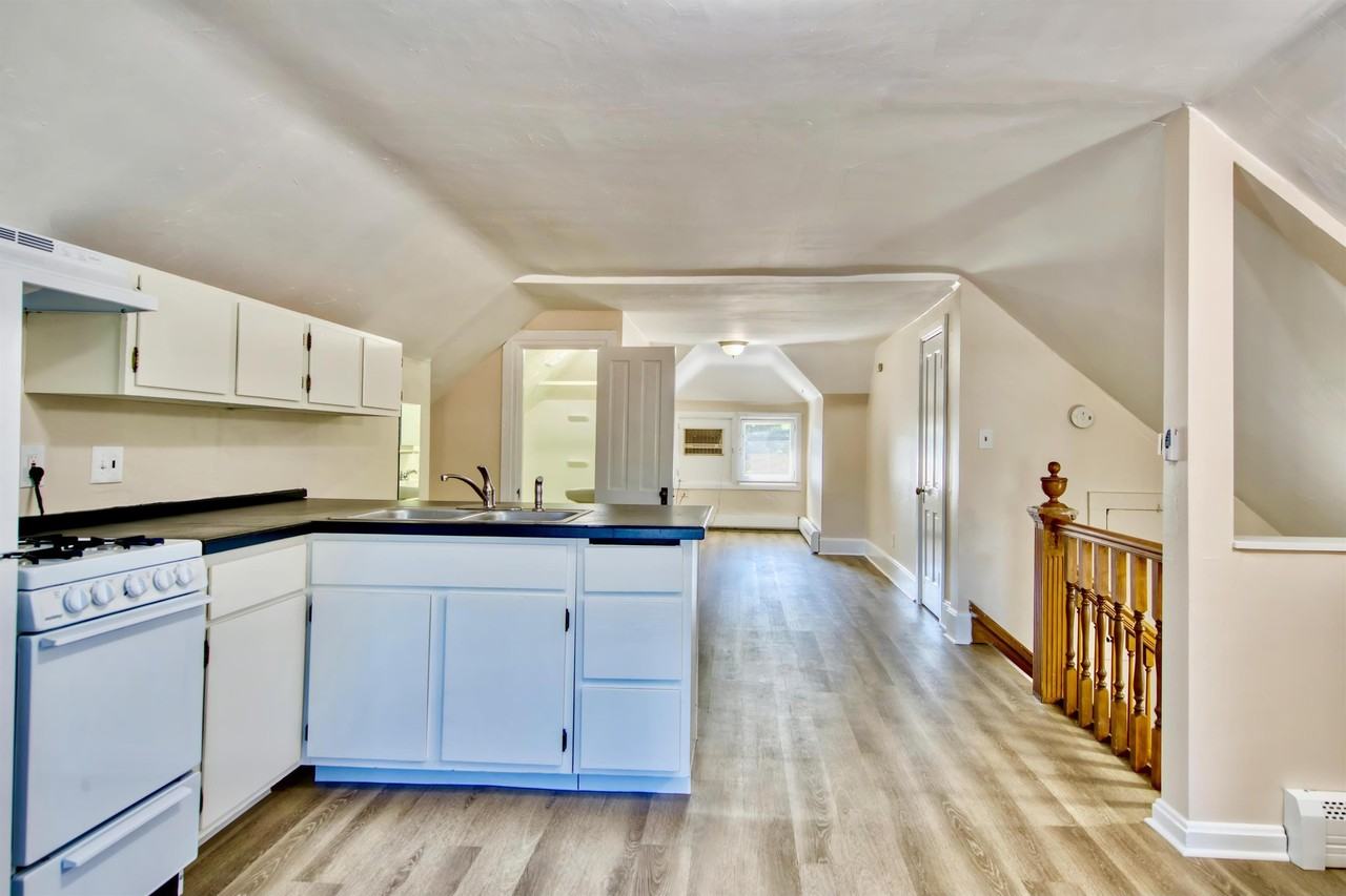 Corona - Photo 3 of 20