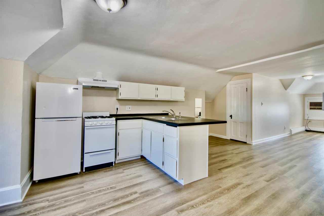 Corona - Photo 5 of 20