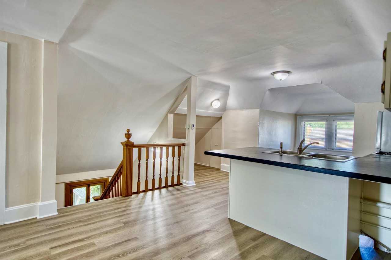 Corona - Photo 6 of 20