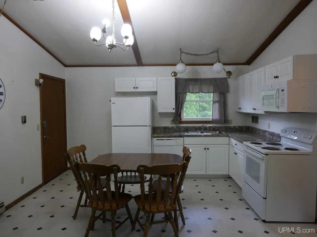 1001 Agate St #1D - Photo 4 of 13