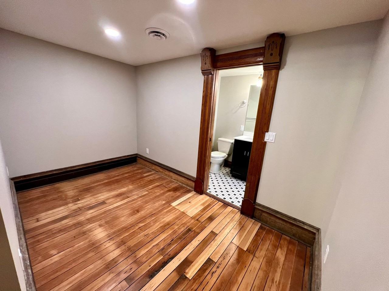 Vendome Apartments - Photo 4 of 31