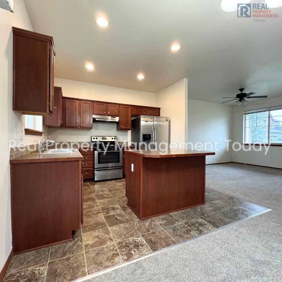 4818 E E St - Photo 3 of 17