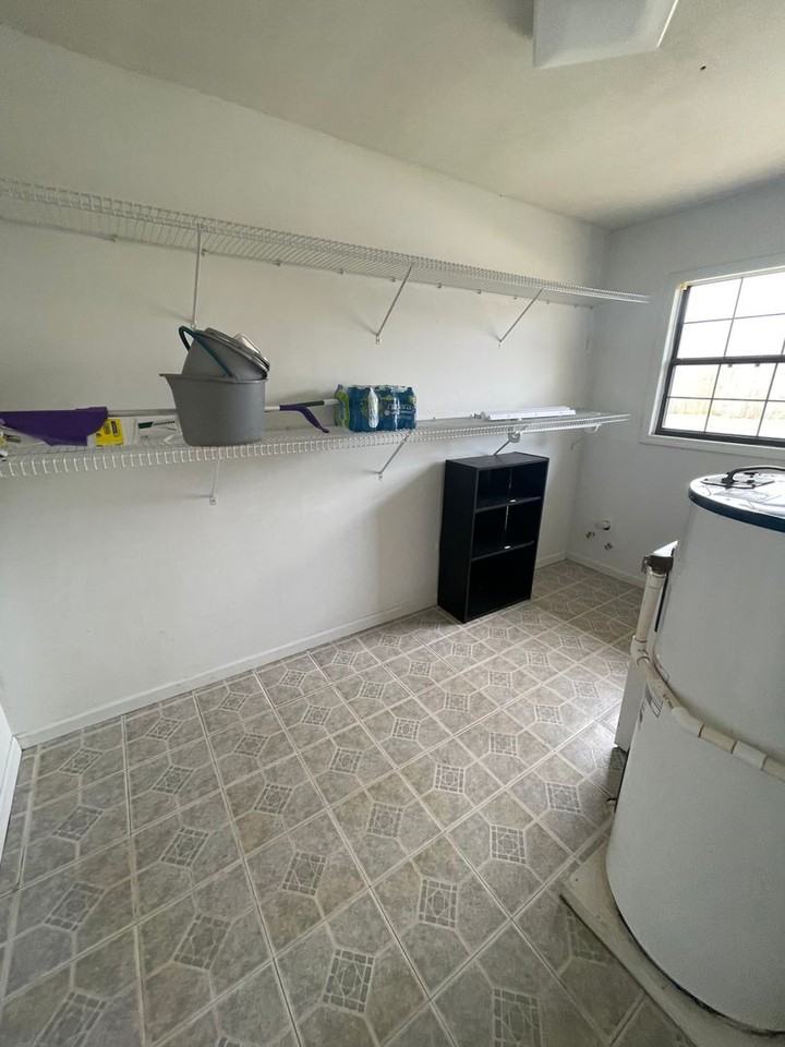 306 Meadowlark Ln - Photo 4 of 11
