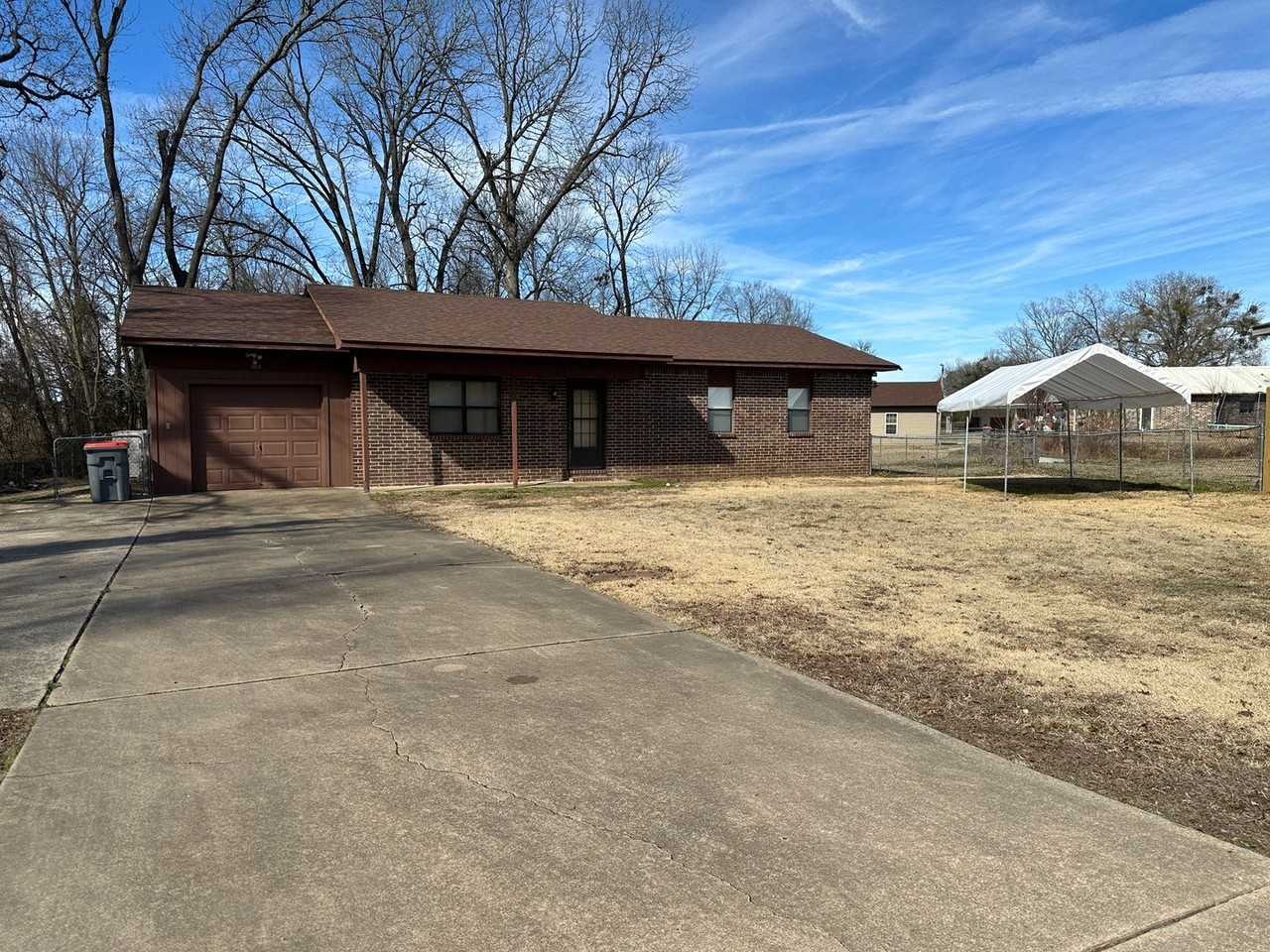 304 Connie Ln - Photo 2 of 21