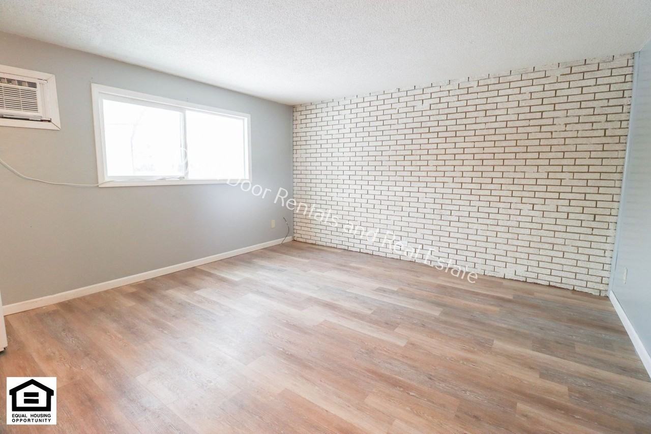 501 N Broadway St - Photo 4 of 7