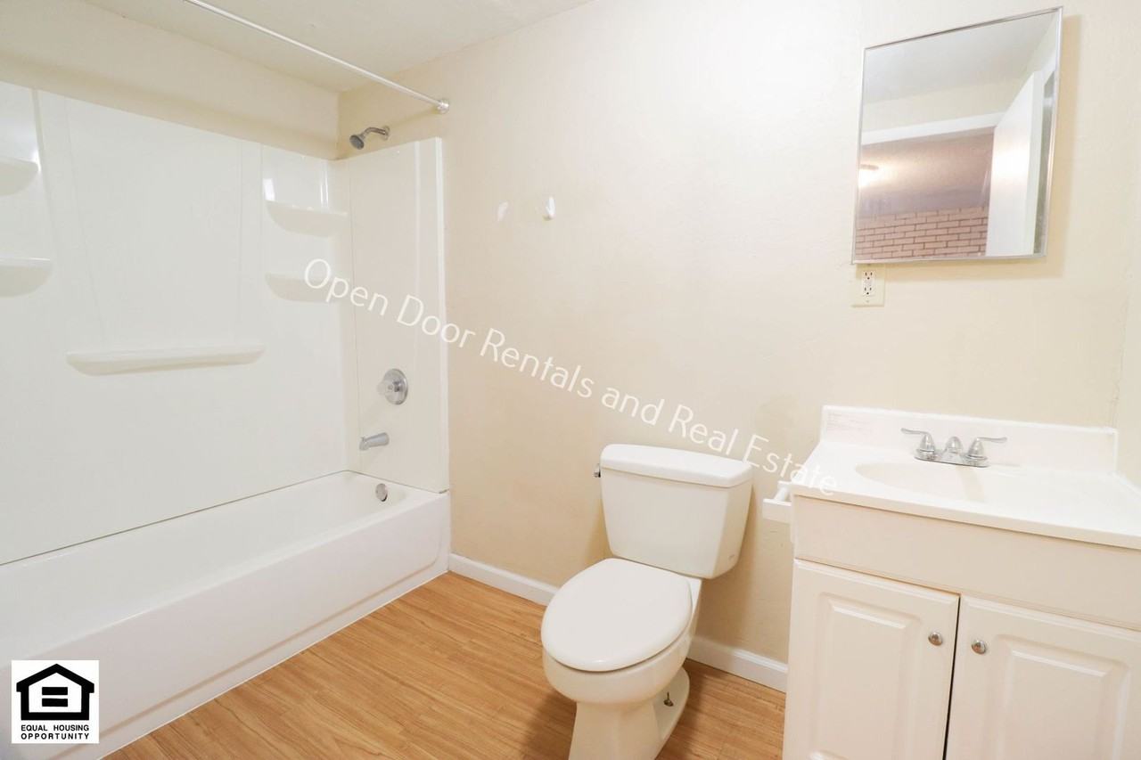 501 N Broadway St - Photo 5 of 7