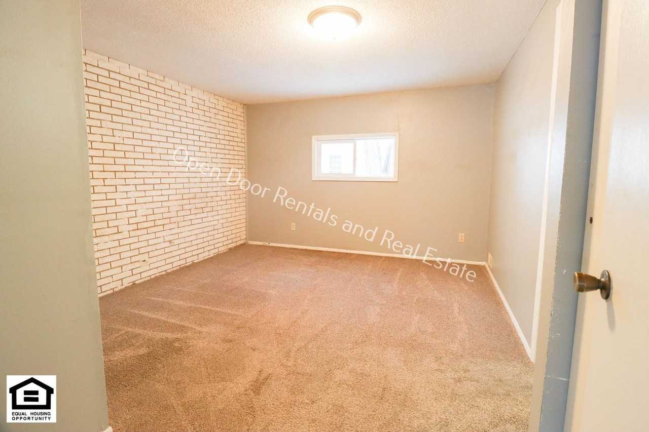501 N Broadway St - Photo 6 of 7