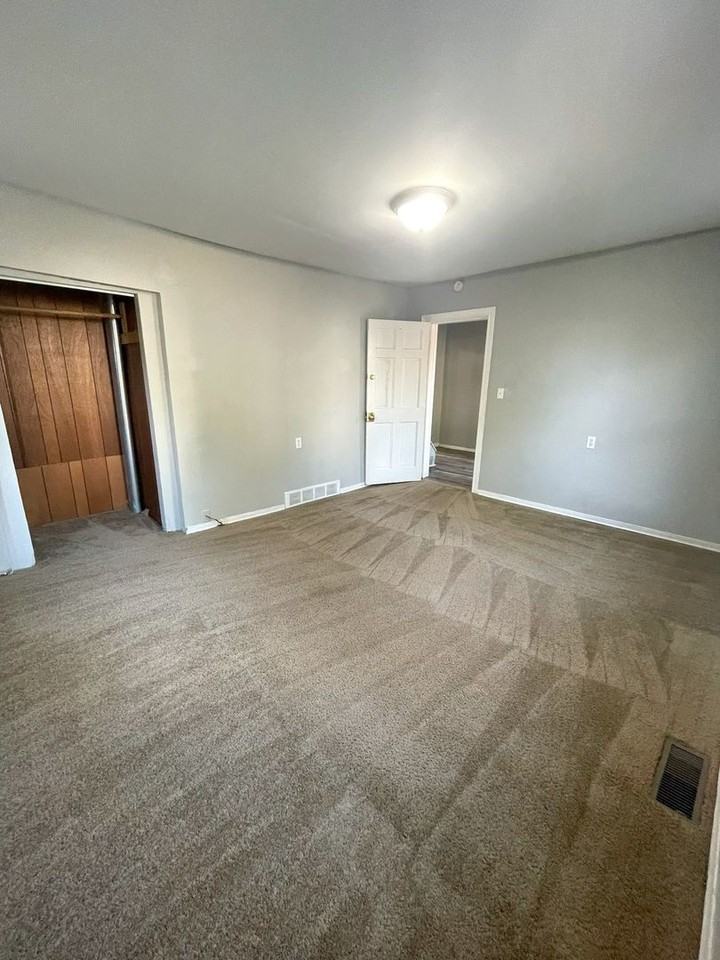 212 Ballard St - Photo 5 of 22