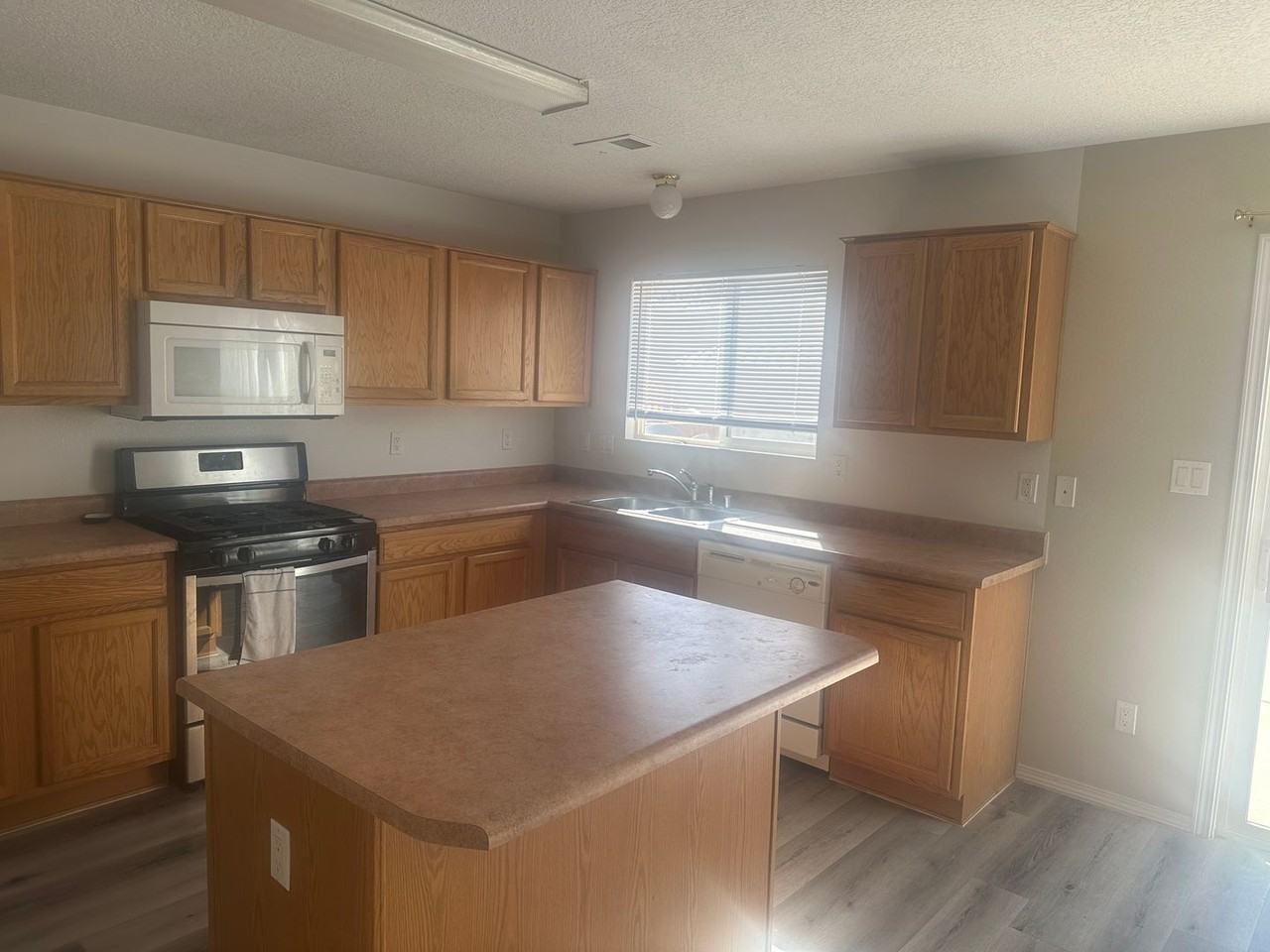 1817 San Pedro Rd Ne - Photo 2 of 13