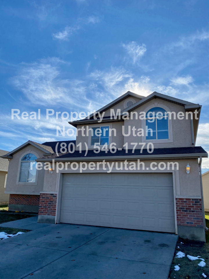3207 W 525 N - Photo 2 of 23