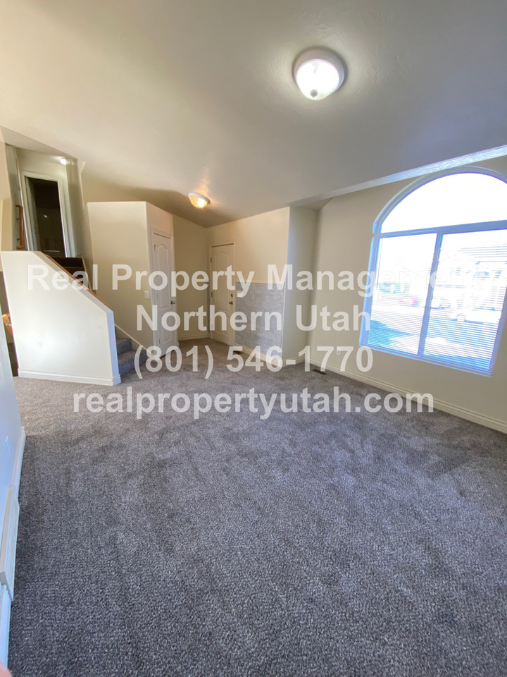 3207 W 525 N - Photo 3 of 23