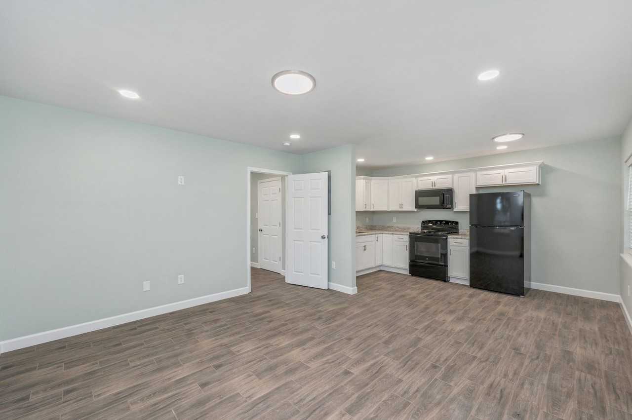 718 Eglin Pkwy Ne #3 - Photo 5 of 18