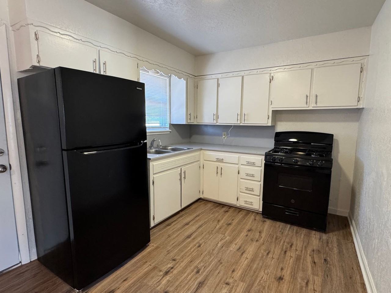 1209 Sw 26th St - Photo 2 of 10