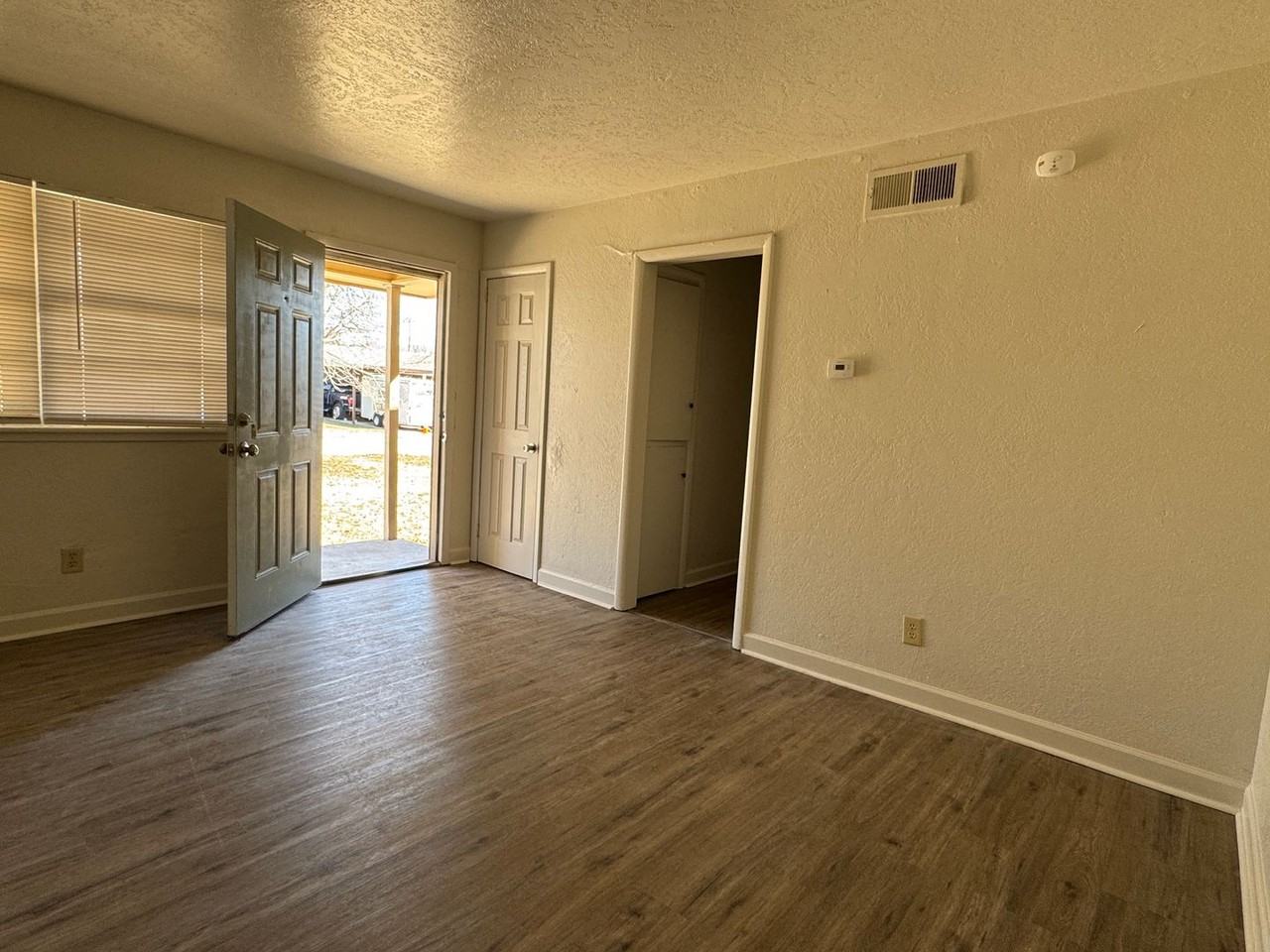 1209 Sw 26th St - Photo 3 of 10