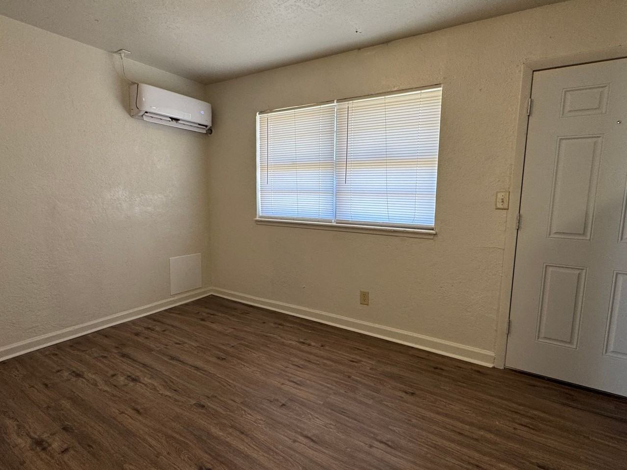 1209 Sw 26th St - Photo 4 of 10