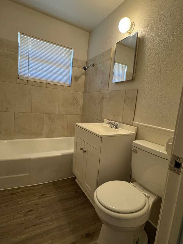 1209 Sw 26th St - Photo 6 of 10