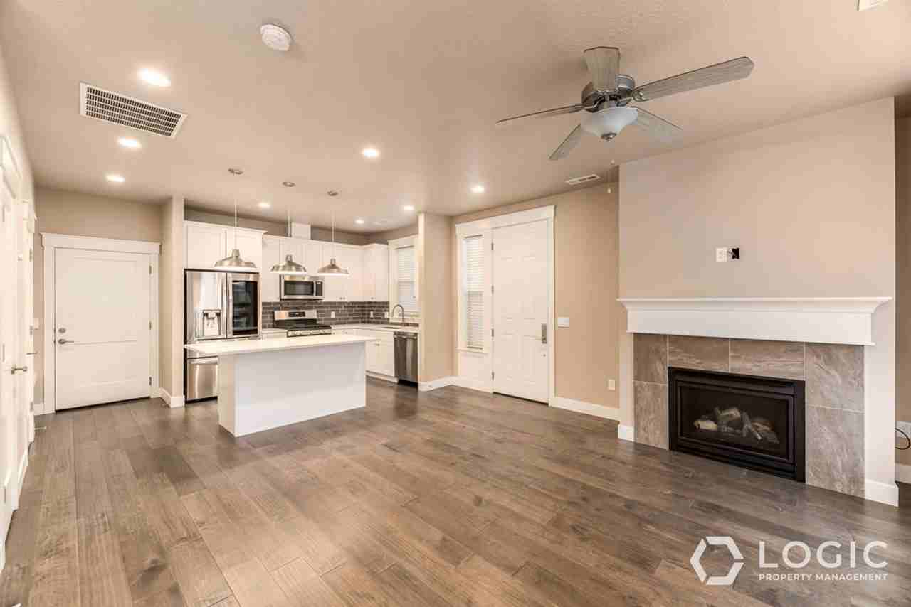 10408 S Beetdigger Blvd - Photo 3 of 20