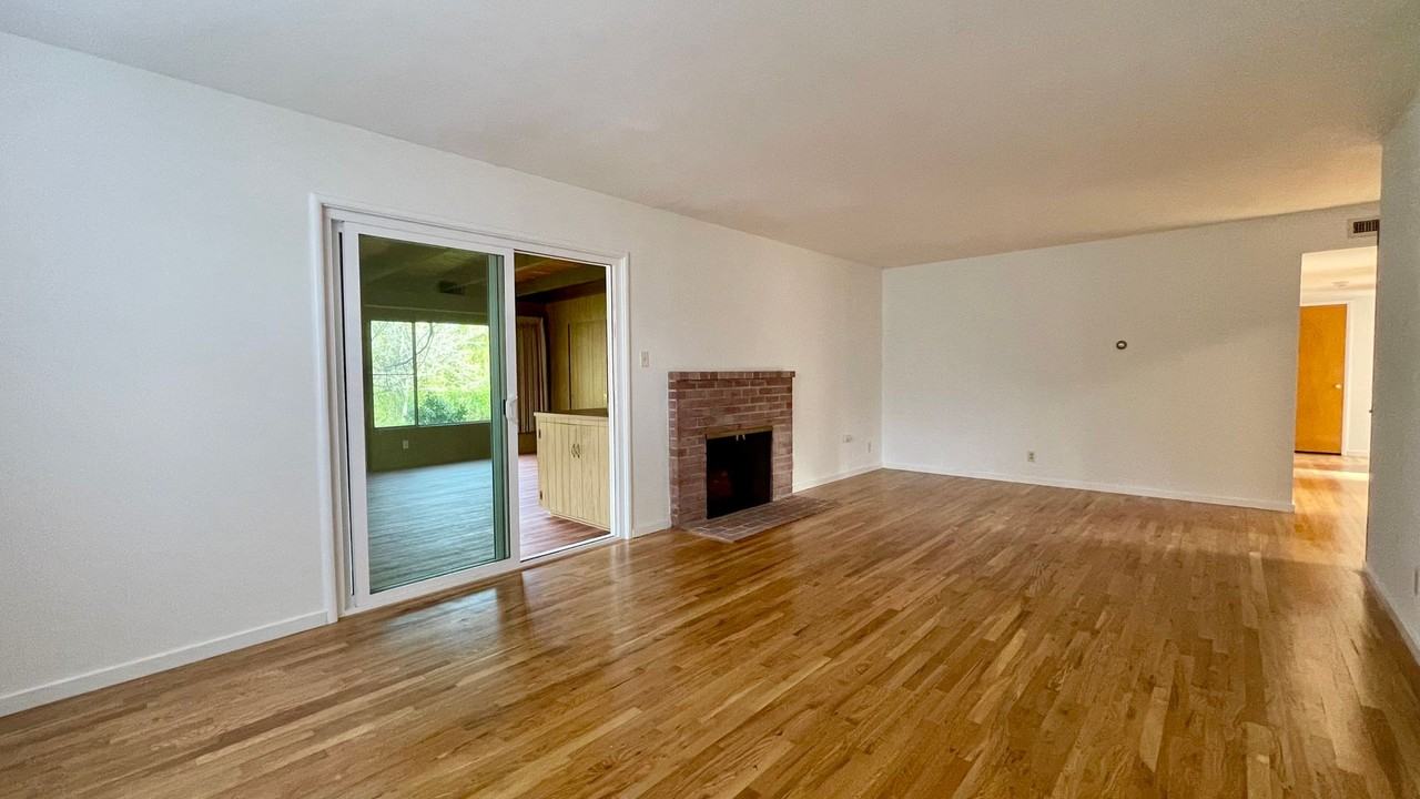 136 Lincoln St - Photo 2 of 21