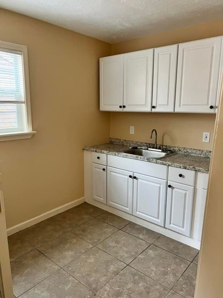 662 E Irby St - Photo 2 of 9