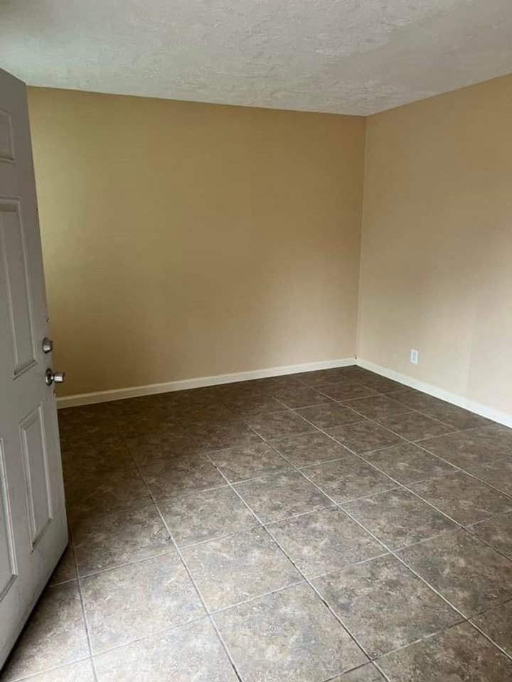 662 E Irby St - Photo 3 of 9