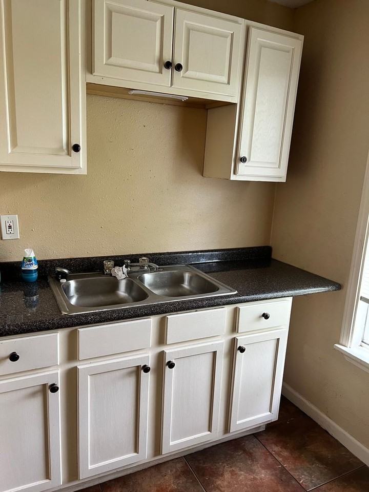 725 E Caston St - Photo 2 of 7