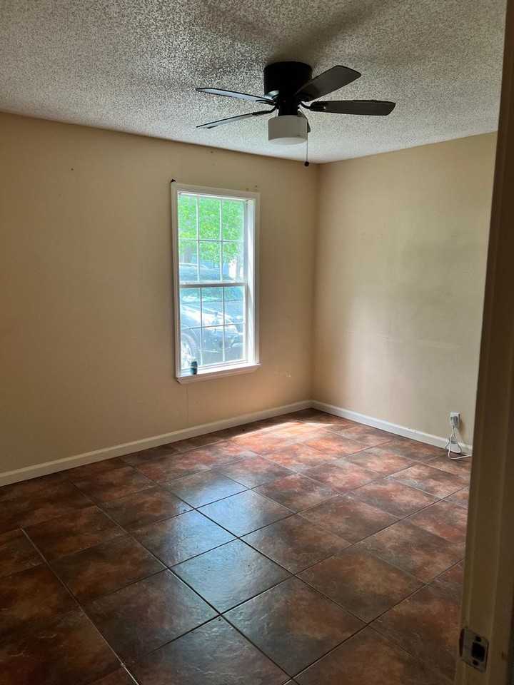 725 E Caston St - Photo 3 of 7