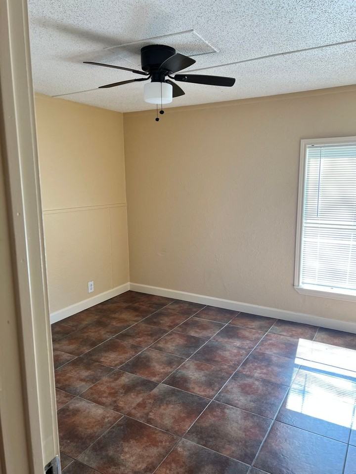 740 E Irby St - Photo 3 of 6