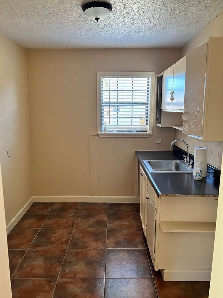 740 E Irby St - Photo 5 of 6