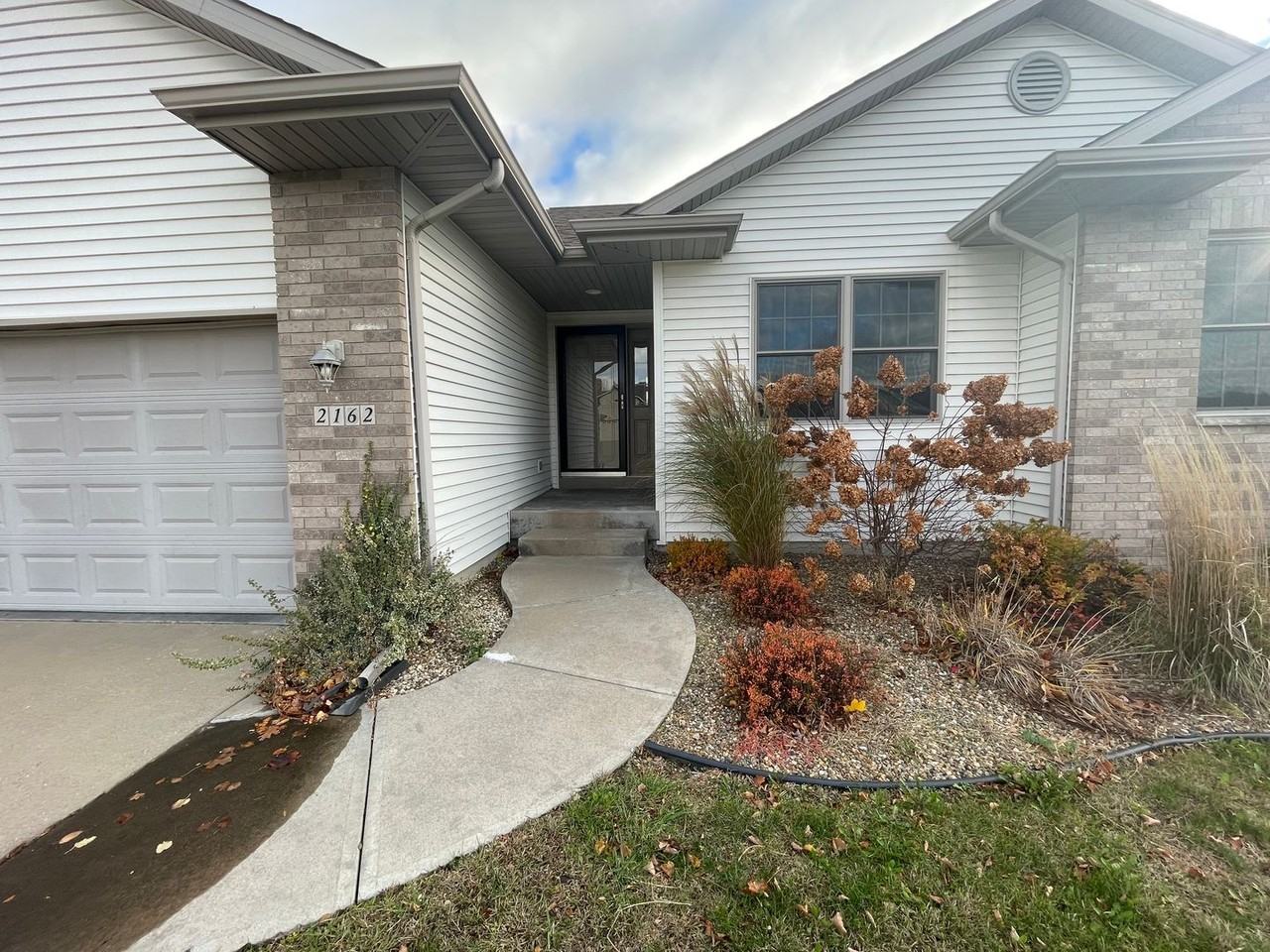 2162 Glen Oaks Dr - Photo 2 of 30