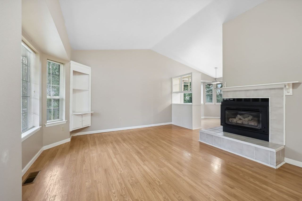 1012 Irving St Sw - Photo 5 of 31