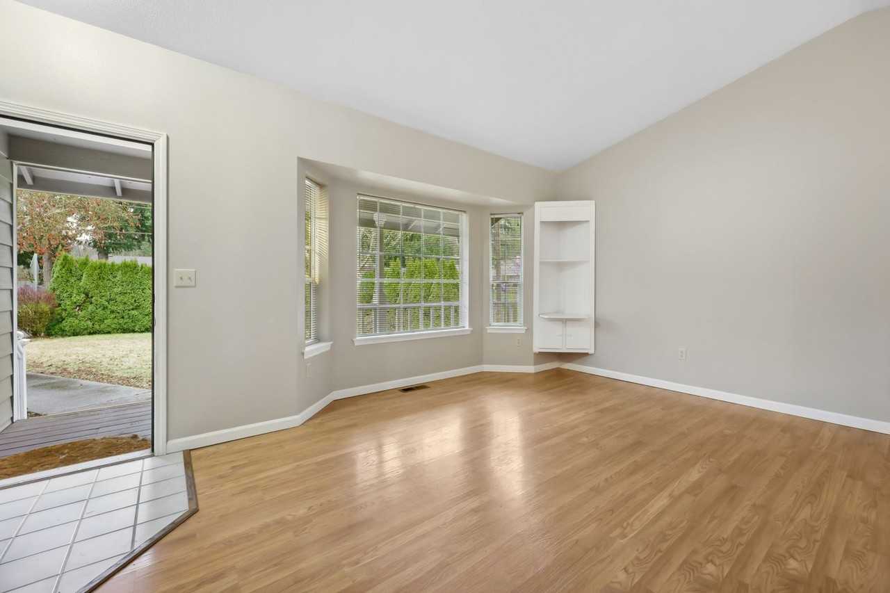 1012 Irving St Sw - Photo 6 of 31
